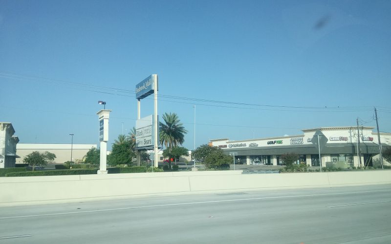 Baybrook Mall by WhisperToMe - Own work, CC BY 3.0, https://commons.wikimedia.org/w/index.php?curid=61742276